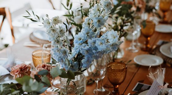 Mesa vestida con flores para una celebración